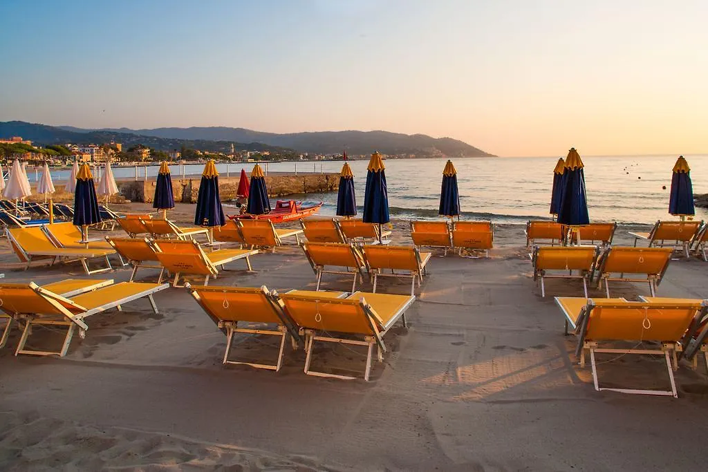 Hotel Golfo E Palme Diano Marina 3*,